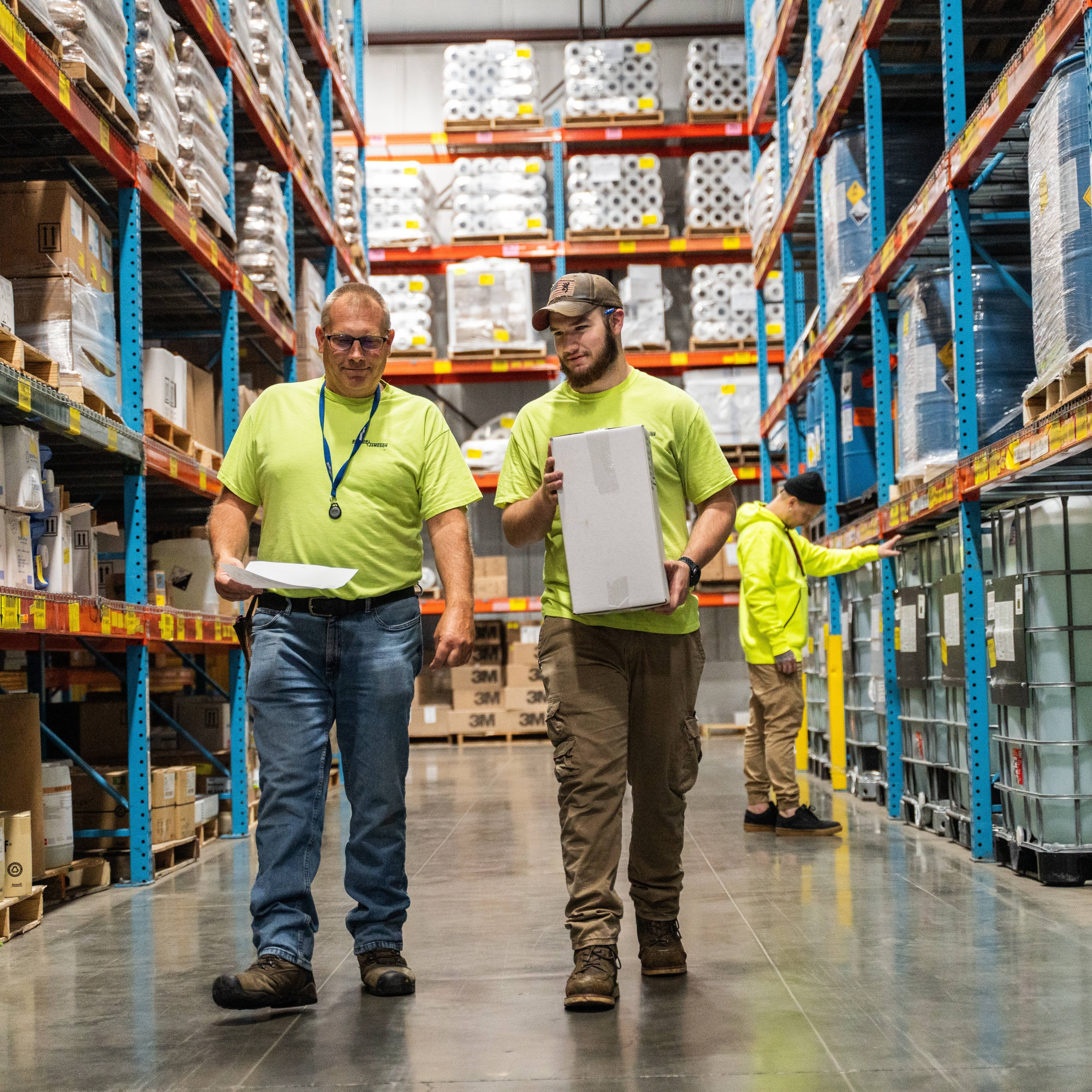 Warehouse-employees-talking-and-walking (1)